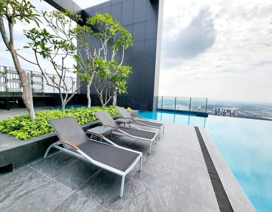Apartment Luxury Doubletree Hill10 At I-city , Free Parking H2901